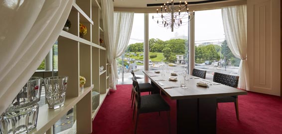 テラスのテーブルにグラスと皿が並べられている